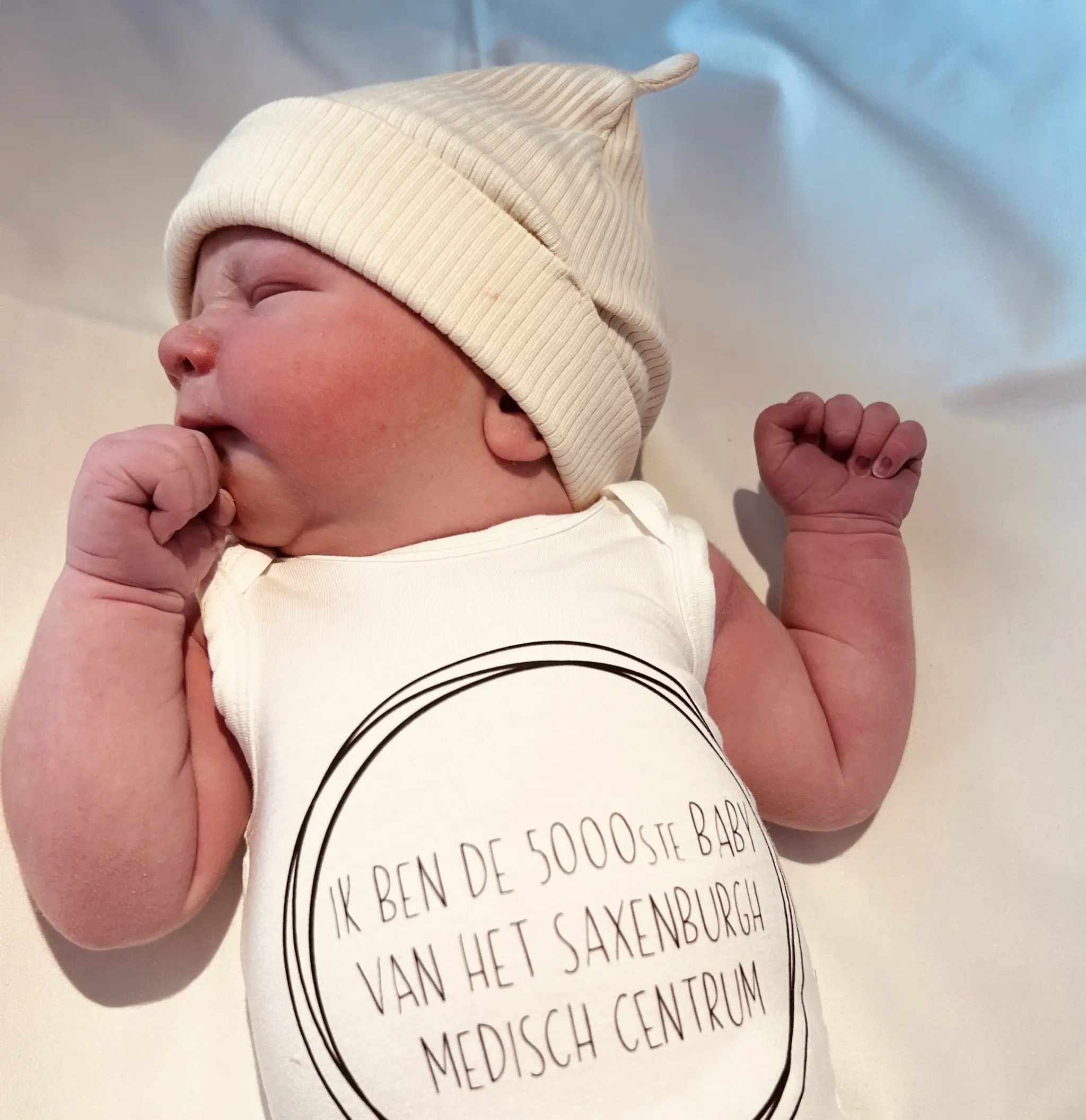 Sem, de 5000e baby die in het Saxenburgh Medisch Centrum is geboren