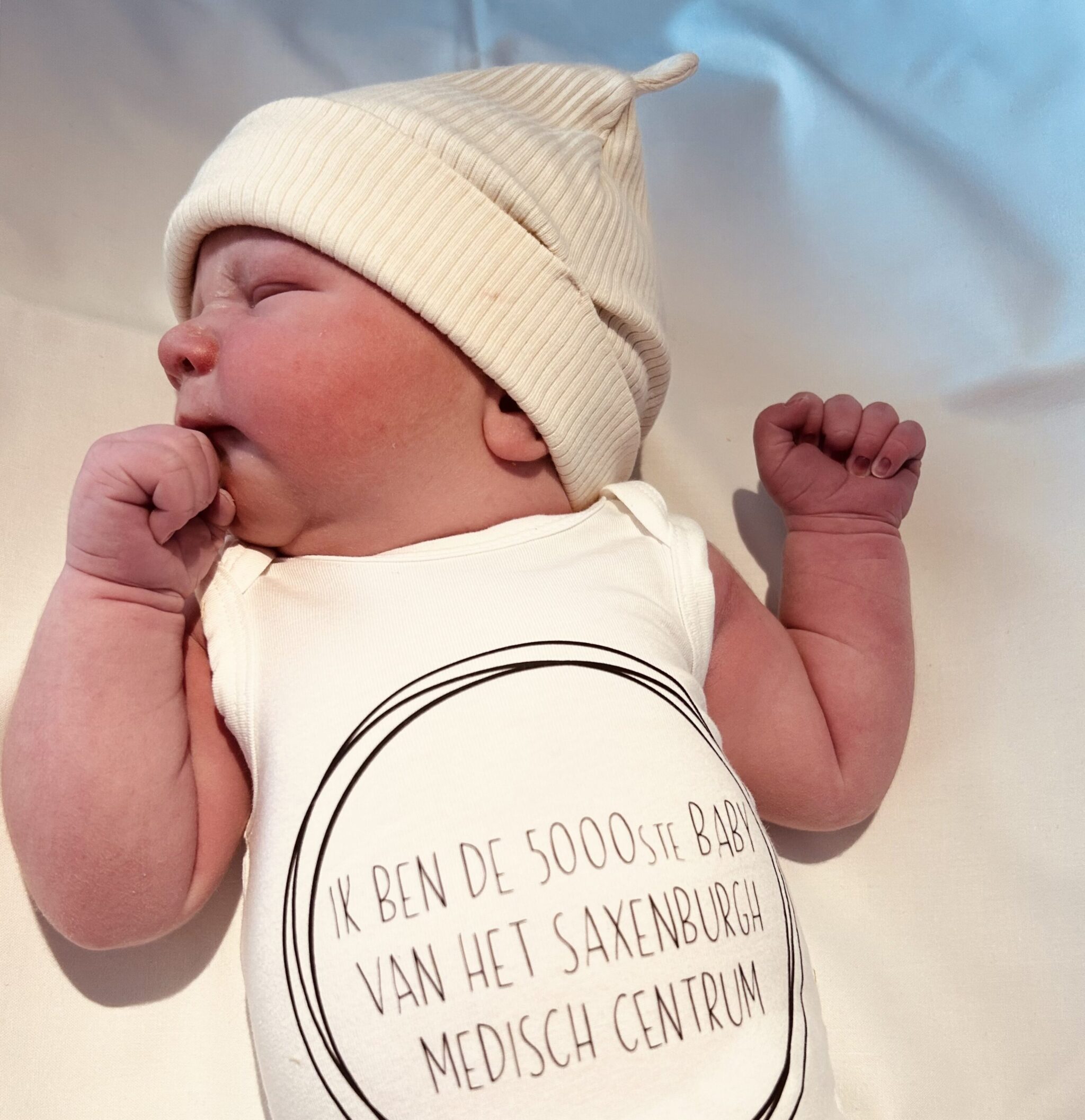 Sem, de 5000e baby die in het Saxenburgh Medisch Centrum is geboren