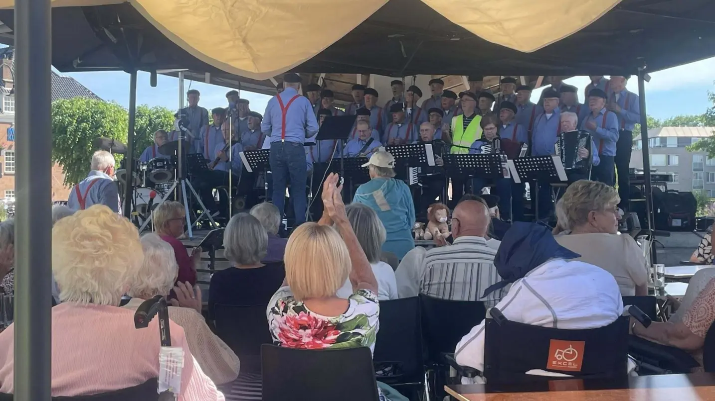 Ouderenzorg geniet van terrasmiddag in Ommen