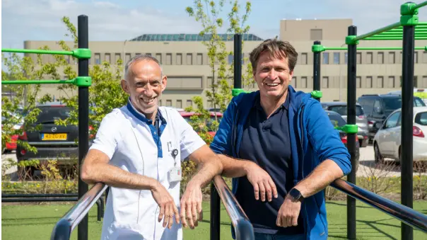 Knie vervangen terwijl overgewicht het probleem is? Zorgspecialist zet patiënt eerst in beweging