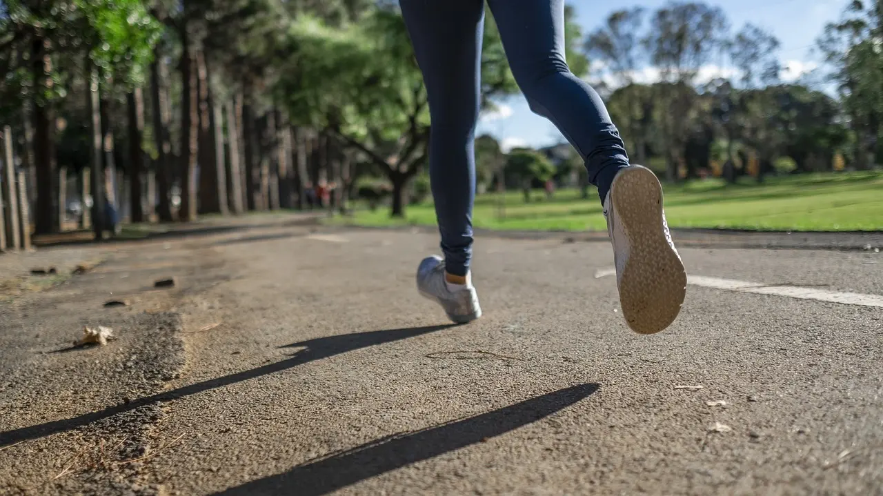 Zorgmedewerkers lopen met inwoners naar finish van de City-Run