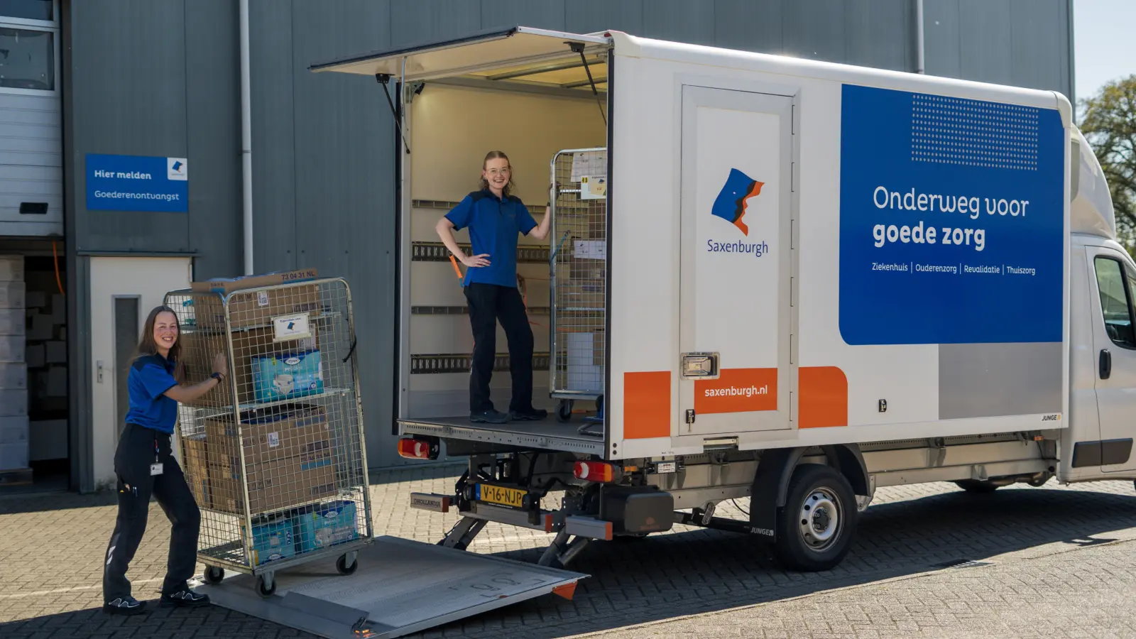 Logistiek Tessa en Manon werkenbij 4