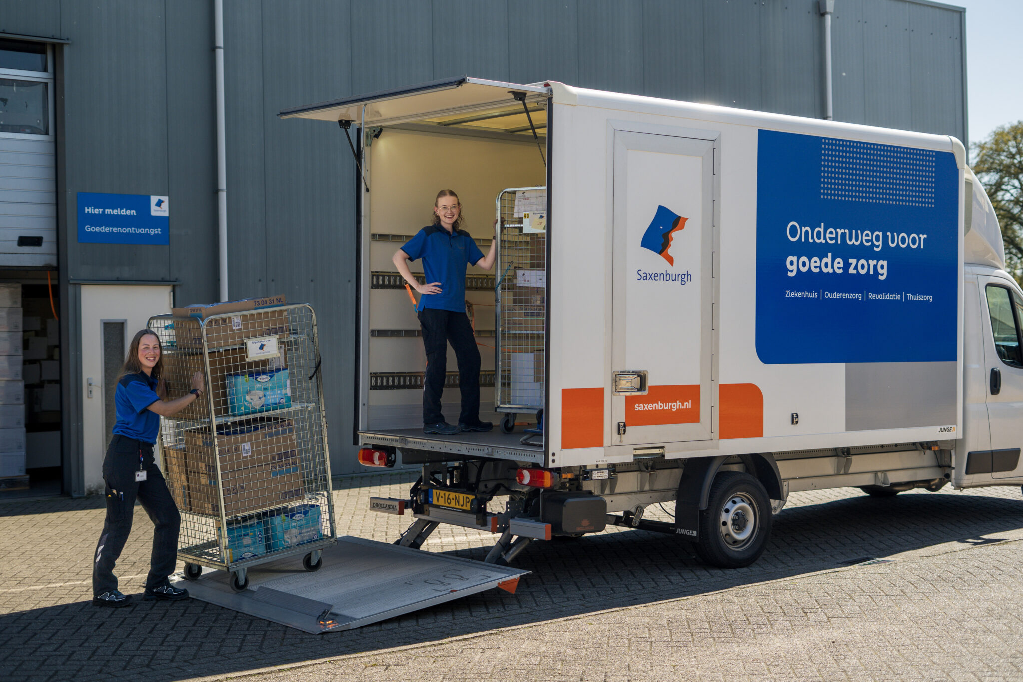 Logistiek Tessa en Manon werkenbij 4