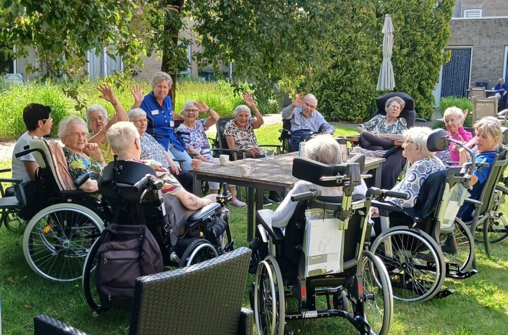 Buiten koffie drinken