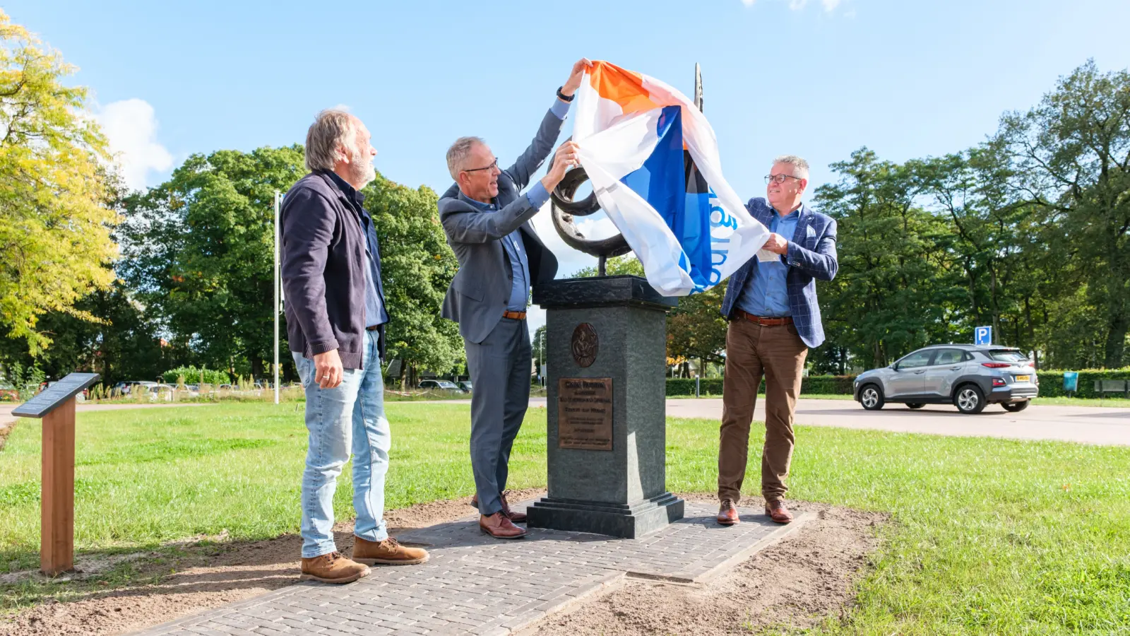 Kunstenaar Kees Huigen, Hans Gellekink, lid Raad van Bestuur Saxenburgh en Marco van Baardwijk van Stichting Clara Feyoena onthullen samen het kunstwerk "Inspiratie"
